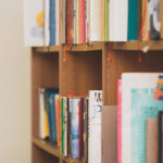図書館の本棚-小学生の読書の効果