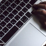 パソコンをさわる小学生